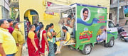 వీధిలో నిలబెట్టి రేషన్ ఇస్తే కుదరదు.. ఇంటింటికీ వెళ్లాల్సిందే..