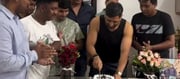 సన్నిహిత మిత్రులతో కలిసి కేక్ కట్టింగ్‌ చేసిన ధోని..?