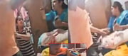 ఛీ ఛీ..వీడు కడుపుకు తింటున్నది అన్నమేనా..? పిల్లల ఎదుటే భార్యను అలా చేసిన భర్త..(వీడియో) వైరల్..!