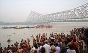মহালয়ার ভোরে জমজমাট বাবুঘাট;প্রশাসনের অভিনব চেষ্টা গঙ্গায় দূষণ আটকাতে!