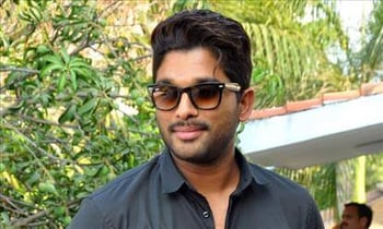 Allu Arjun meets his 65 year old cancer affected fan Allu Arjun meets his 65 year old cancer affected fan