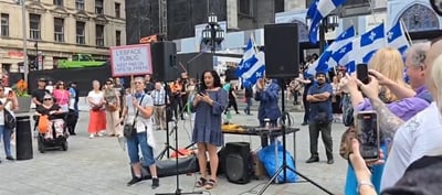 Canada People Protest Against Islamization In Front of Notre-Dame Basilica Where Muslims Prayed