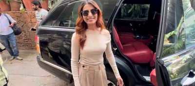 Samantha Flashes Her Million Dollar Smile For Paps in Mumbai - Photos
