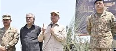 Shehbaz Sharif climbed on the tank of Pak army...