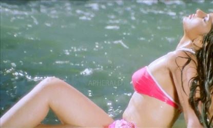 Sexy Videos Anushka Hd - Anushka shows her Fleshy Belly and Thundering Thighs - 40 H