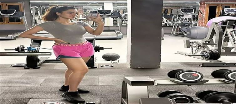 Aishu Reddy's Glamorous Gym Selfies.!
