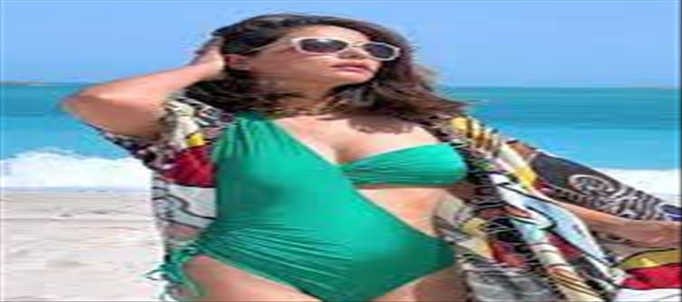 Hina Khan: wears monocony on seashore!!