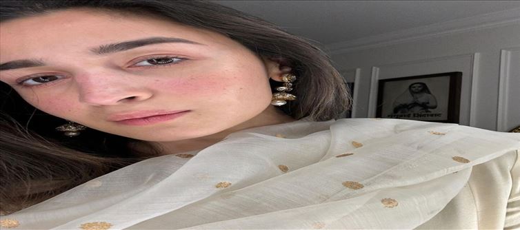 Leaked Glamour: Alia's Makeup-Free Snapshot.!