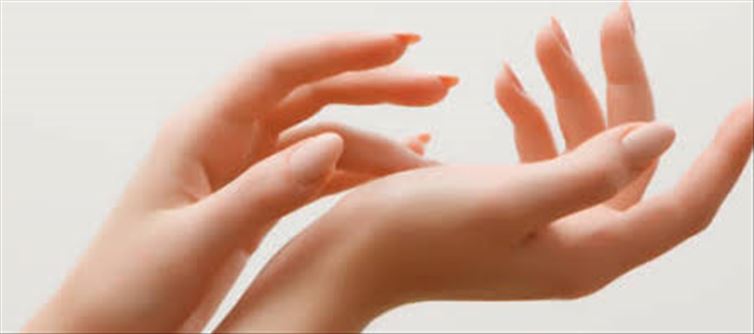 చేతులు తెల్లగా అవ్వాలంటే ఇలా చెయ్యండి..