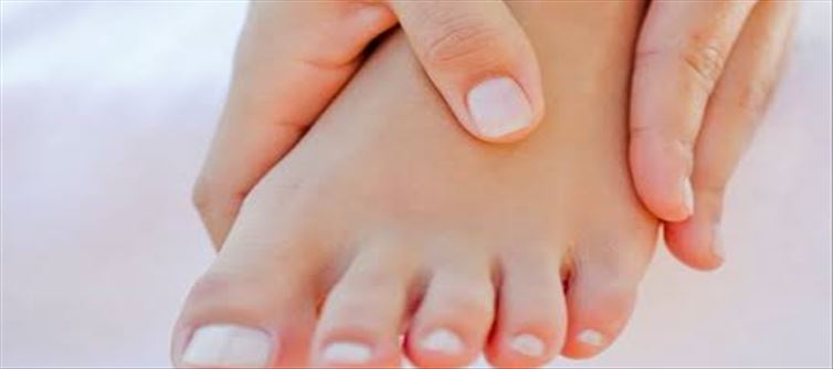 మీ పాదాలు సాఫ్ట్ గా అందంగా వుండాలంటే ఇలా చెయ్యండి!
