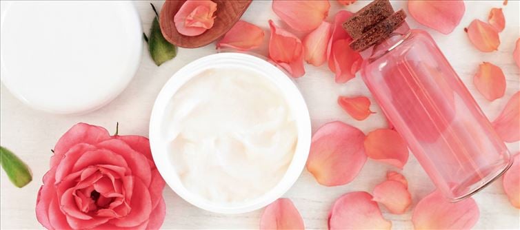 గులాబీ జలంతో ముఖవర్చస్సును ఎలా పెంచుకోవాలో తెలుసా..?