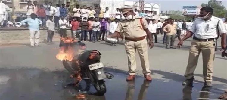 చ‌లాన్ వేస్తున్నార‌ని.. బైకు త‌గుల‌బెట్టాడు..!