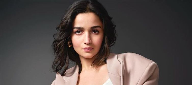 Alia Bhatt Blackmailed and Got National Award?