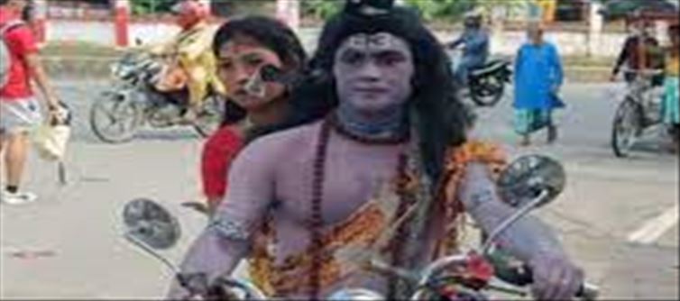 Bullet rider 'Shiv-Parvati' started argument over Petrol!
