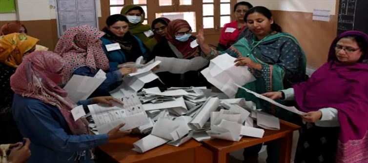 Counting Ballots: Pakistan's Political Mosaic!