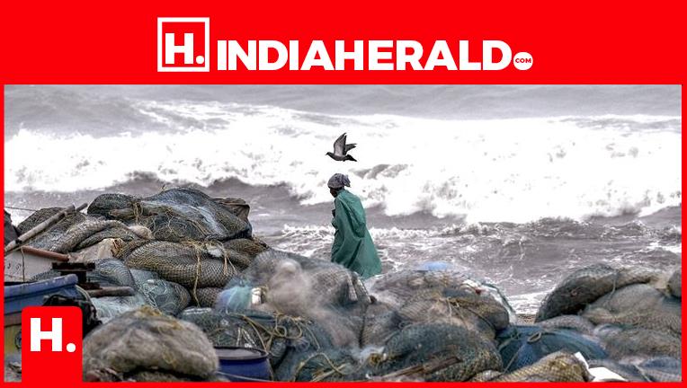 Cyclonic Storm barrels towards Andhra Pradesh, Tamil Nadu c