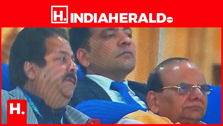 Delhi Chokes at AQI 500 - LG Vinai Saxena Leaves Delhi and Enjoys Cricket In Tax Payers Money