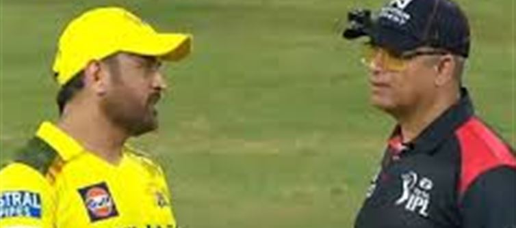 Dhoni's argument with the umpire..!?