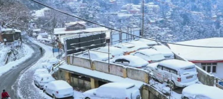 Heavy snowfall in Manali, Himachal Pradesh trapped tourists, but 700 were rescued