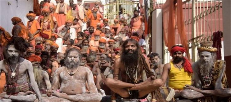 How do Naga Sadhus live in the midst of severe cold?