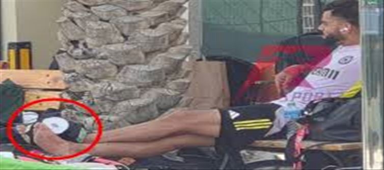 IND vs PAK: What is this on Virat Kohli's leg..? Fans are worried..!?