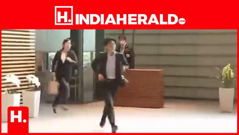 Japan's Minister Sprints and Begs Forgiveness for 5-Min Delay