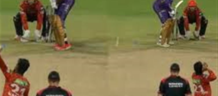 Kamindu Mendis bowled with 2 hands in a single over..!?