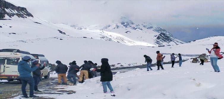 Manali's fresh snow traps 100+ vehicles near Solang and Atal tunnels