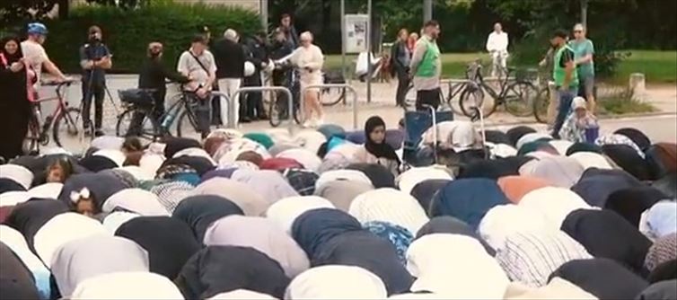 Muslims Blocking The Streets and Praying in Roads in Germany - VIDEO