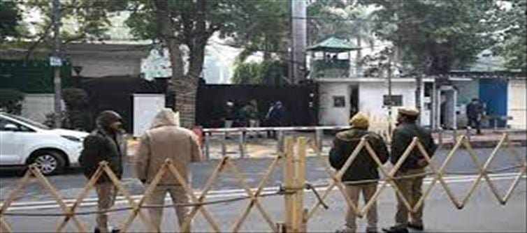 Police gathering in front of Delhi CM's house... !?
