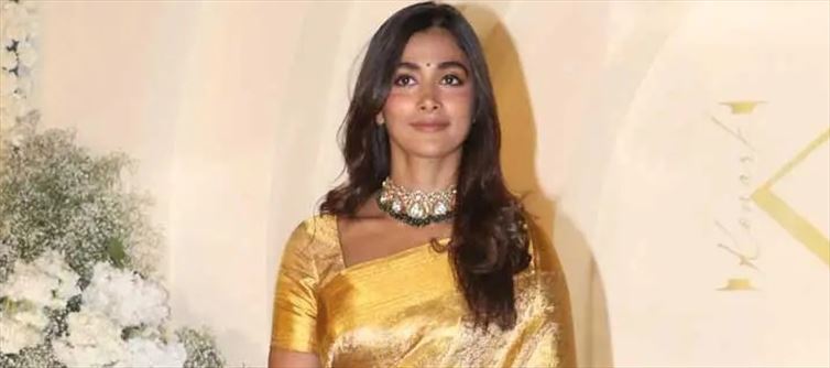 Pooja Hegde Sizzles In Silk Saree At Asutosh Gowariker Son's Wedding