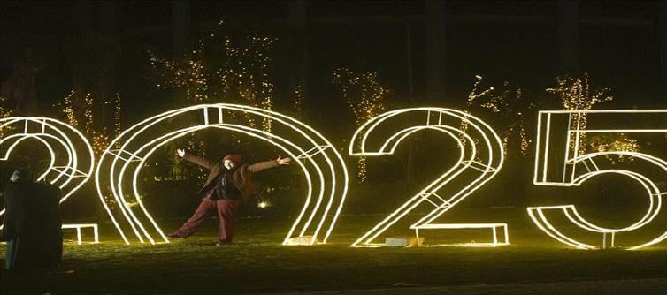 Satisfied 2025 New 12 months needs stay.....