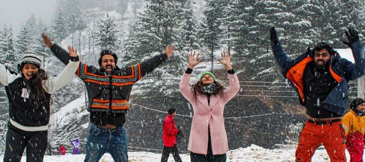 Snow and Shivering Christmas Cheer: North India Experiences Road Closures, Train Delays, and Tourist Inflow