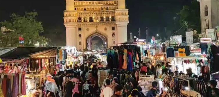 Telangana Hyderabad - Charminar sees huge rush as shops extend hours during Ramzan