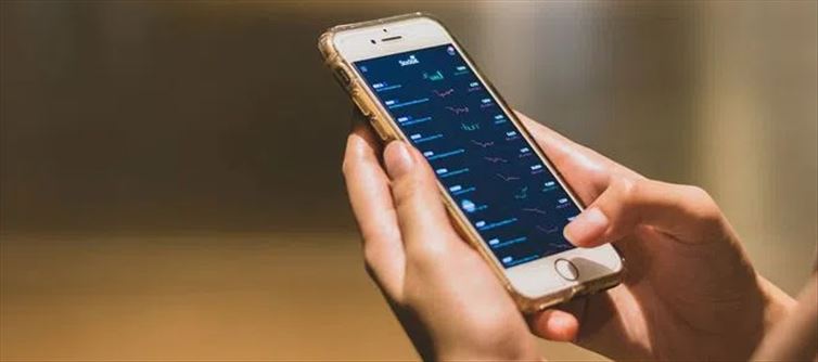 Telangana Hyderabad - Plainclothes police team nabs mobile phone snatchers