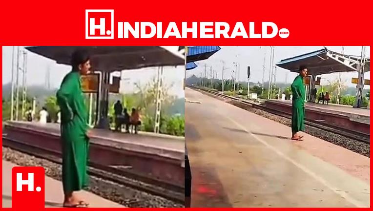 VIDEO - Man Masturbates In Front Of Women At Begumpur Railw