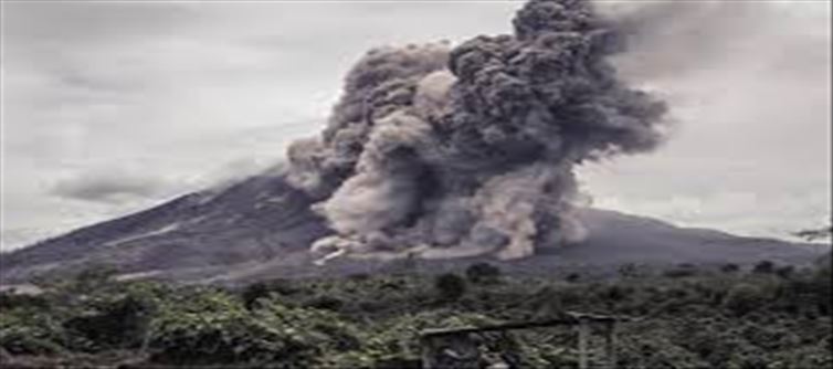 Volcano erupts in Indonesia... Authorities rush to evacuate people!?