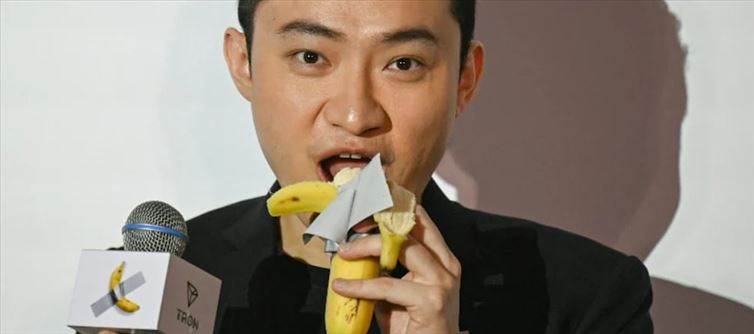 WATCH - Man Eats 52 Crores Banana Finally