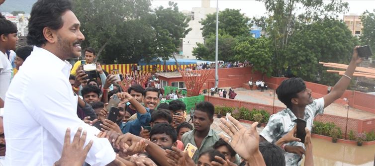 What The.... Jagan Smiling at Rain Affected Victims !?!