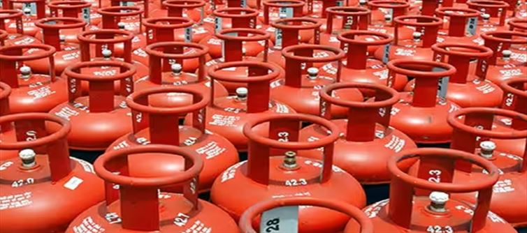 मोदी सरकार ने उज्जवला एलपीजी सिलेंडर पर 300 रुपये की सब्सिडी बढ़ाई