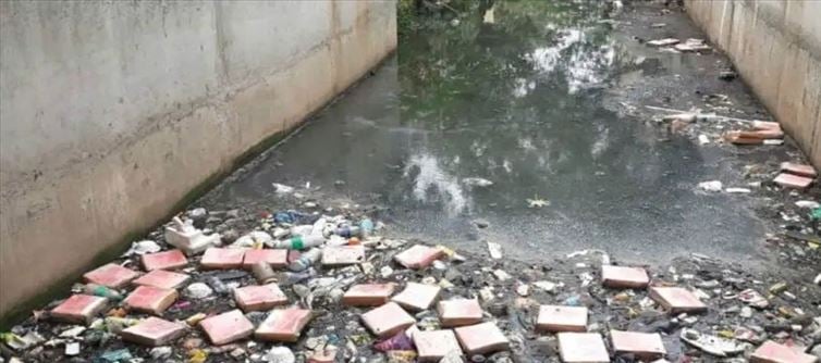 డ్రైనేజీలో అనుమానాస్పదంగా బాక్సులు.. ఏంటా అని తెరచి చూస్తే?