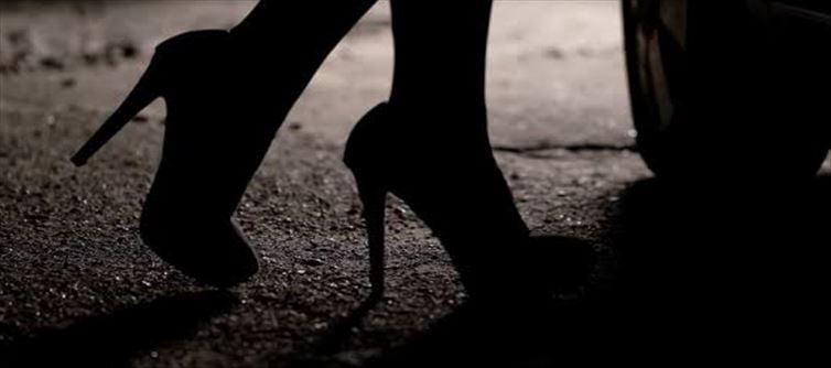 భర్త శవాన్ని పక్కనే పెట్టుకుని, మరిదితో అలా.. చివరికి..