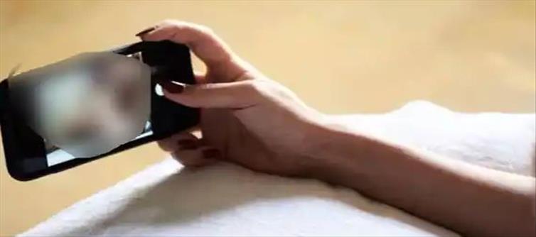 యువతికి వీడియో కాల్ చేసిన యువకుడికి భారీ షాక్.. ఏం జరిగిందంటే?