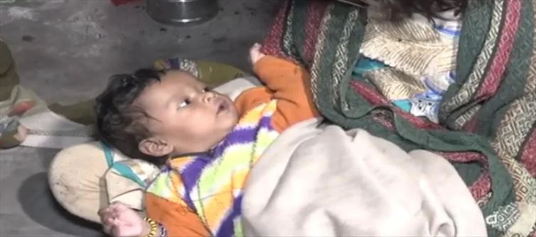 छह महीने की बच्ची सड़क हादसे में बची जिसमे 15 लोगो की मौत हो गयी थी