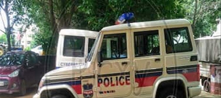 వామ్మో.. వీళ్ళ ధైర్యం చూస్తే షాక్.. ఏకంగా పోలీస్ వాహనంలోనే?