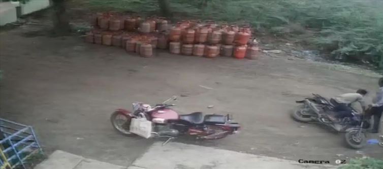 సాయం చేయడానికి వెళ్తే.. ఊహించని షాక్ ఇచ్చారు?