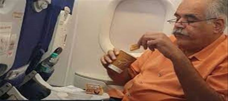 Indigo MD eating Parle-G with tea in flight!!!