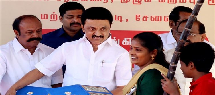 21 ഇന പൊങ്കൽ കിറ്റുമായി തമിഴ്നാട് സർക്കാർ; സർക്കാർ ജീവനക്കാർക്ക് വമ്പൻ ബോണസ്!