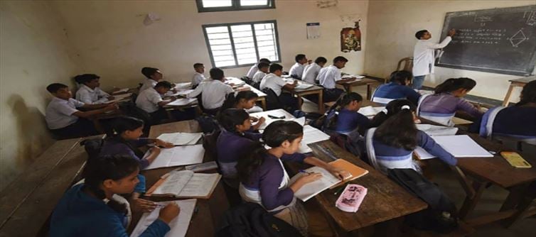 మద్యం మత్తులో స్కూలుకు ఉపాధ్యాయుడు.. గ్రహించిన సర్పంచ్ ఏం..?