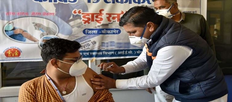 केंद्र ने सभी सरकारी कर्मचारियों, जिनकी उम्र 45 साल और उससे अधिक उम्र के हैं कोविद वैक्सीन लेने की सलाह दी